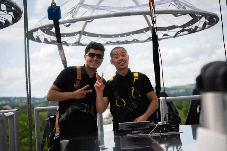 Dinner in the sky Plattform 2 Freundliche Jungs